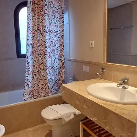 De Tres Muy Espacioso Con Jardines Y Piscinas