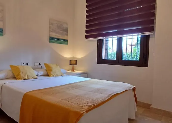 De Tres Muy Espacioso Con Jardines Y Piscinas 3* エステポナ