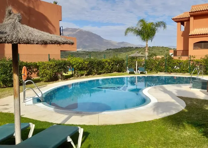 アパートホテル De Tres Muy Espacioso Con Jardines Y Piscinas エステポナ