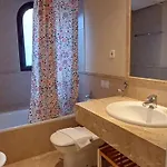 De Tres Muy Espacioso Con Jardines Y Piscinas