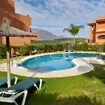 Apartahotel De Tres Muy Espacioso Con Jardines Y Piscinas Estepona