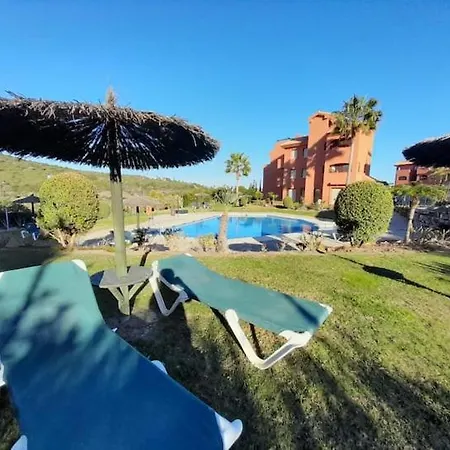 De Tres Muy Espacioso Con Jardines Y Piscinas Estepona