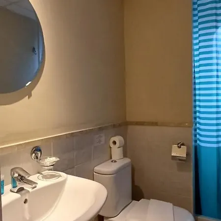 Apart Otel De Tres Muy Espacioso Con Jardines Y Piscinas