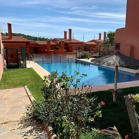 De Tres Muy Espacioso Con Jardines Y Piscinas アパートホテル