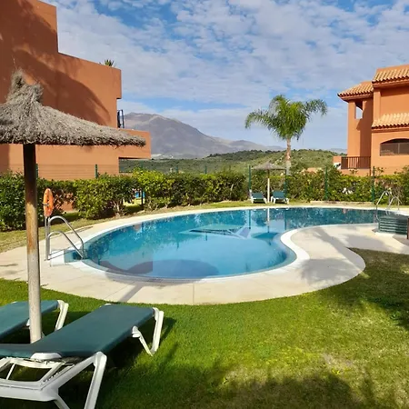 アパートホテル De Tres Muy Espacioso Con Jardines Y Piscinas エステポナ