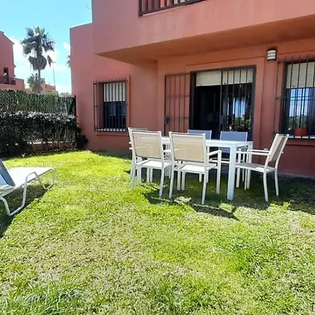 De Tres Muy Espacioso Con Jardines Y Piscinas アパートホテル