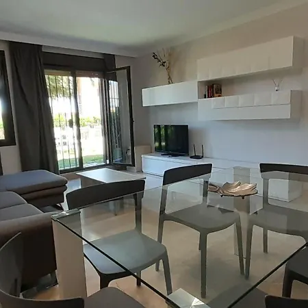 De Tres Muy Espacioso Con Jardines Y Piscinas * エステポナ