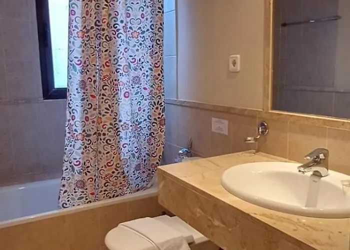 De Tres Muy Espacioso Con Jardines Y Piscinas