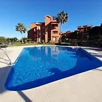 De Tres Muy Espacioso Con Jardines Y Piscinas 4* 에스테포나