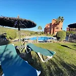 De Tres Muy Espacioso Con Jardines Y Piscinas エステポナ