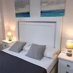 De Tres Muy Espacioso Con Jardines Y Piscinas アパートホテル