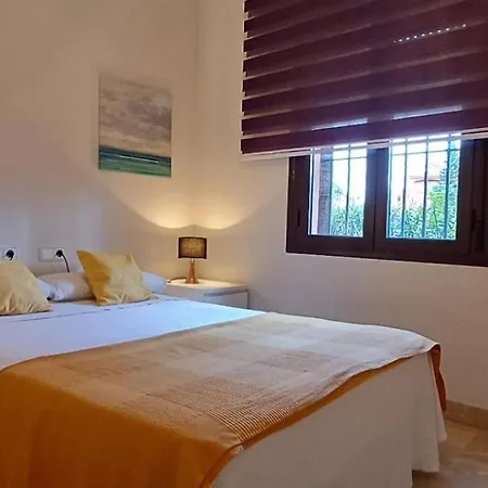 De Tres Muy Espacioso Con Jardines Y Piscinas 4* エステポナ