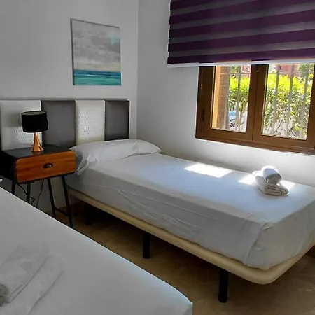 De Tres Muy Espacioso Con Jardines Y Piscinas エステポナ
