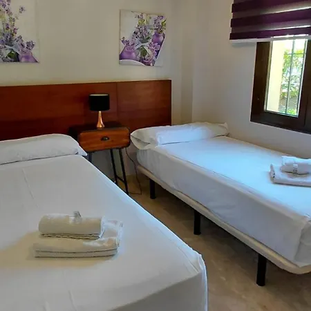 De Tres Muy Espacioso Con Jardines Y Piscinas エステポナ